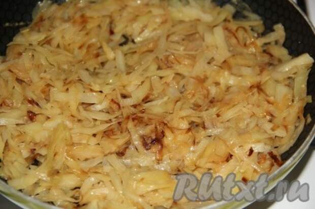 Жарить капусту, посолив по вкусу, до готовности на среднем огне, иногда помешивая. Я жарила капусту в течение 20 минут. Остудить жареную капусту и начинка для картофельных пирожков готова. 