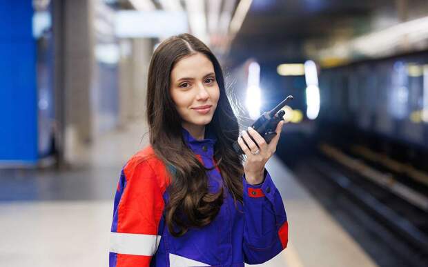 Хорошая зарплата и карьерный рост: чем еще привлекает работа в Московском метро?