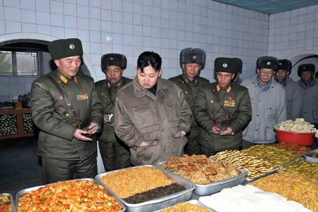 Верховный лидер импортирует еду из самых разных уголков мира. Ким выбирает свинину прямо из Дании, а икру - из Ирана