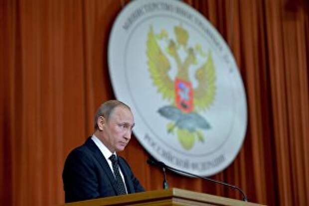 Президент России Владимир Путин выступает в МИД РФ на совещании послов и постоянных представителей РФ в иностранных государствах. 30 июня 2016