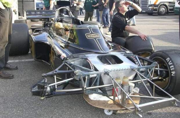 Lotus 72 второй половины 70-х годов. Хорошо видно тормозные диски и приводные валы, соединяющие их с колесами. авто, автогонки, автомобили, автоспорт, гонки, гоночный автомобиль, спорт, технологии