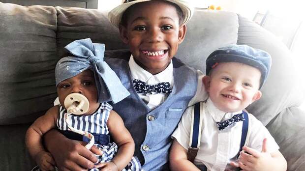 Мальчика усыновили родители. Затем они узнали, что его мама вновь беременна