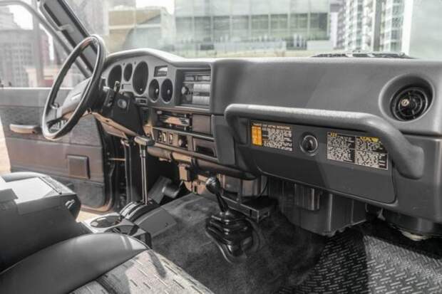 Модифицированный Toyota Land Cruiser 1988 с сиденьями от BMW 5-й серии
