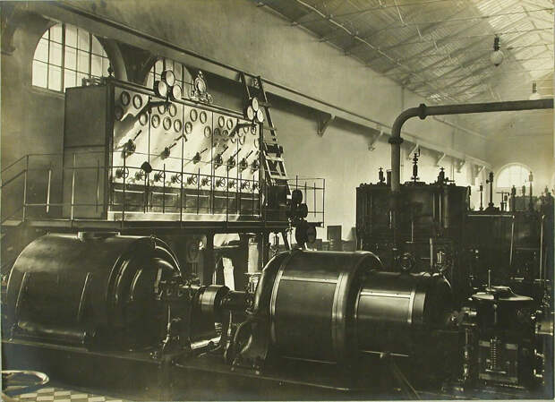 22. Общий вид распределительного щита и динамо-машин, установленных в одном из цехов завода. 24 марта 1910