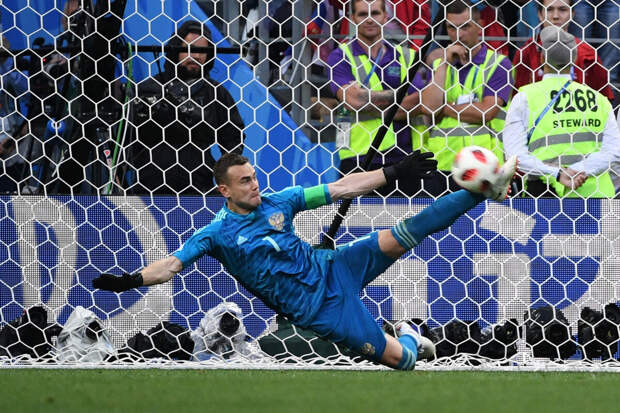 Комментатор Губерниев пожелал вратарю ЦСКА Акинфееву играть в футбол до 46 лет