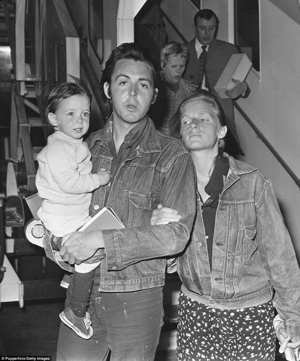 Пол Маккартни с женой Линдой и дочерью Мэри, март 1971 г. архивные фотографии, аэропорт, аэропорты, знаменитости, известные люди, старые фото, фото знаменитостей