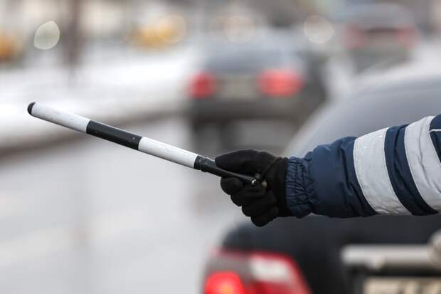 Россиянин угнал автомобиль и наехал на полицейского