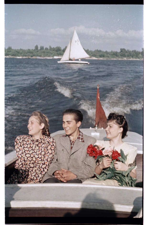 Речная прогулка на катере. СССР, Киев, 1950-е годы. Фото: Semyon Osipovich Friedland. Речная прогулка на катере. СССР, Киев, 1950-е годы. Фото: Semyon Osipovich Friedland.