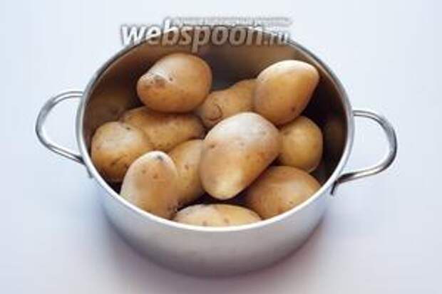 Отварите картошку в мундирах в подсоленной воде до полной готовности. Если видите, что картошка слишком дрызглая (набрала при варке много воды) — подсушите её после чистки какое-то время в духовке при температуре 180°С. Короче, картошка под этот рецепт крокетов нужна довольно сухая.