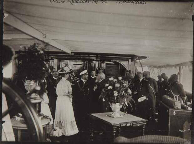1908. Встреча Николая II с президентом Франции Фальером Арманом на яхте «Штандарт». Ревель.jpg