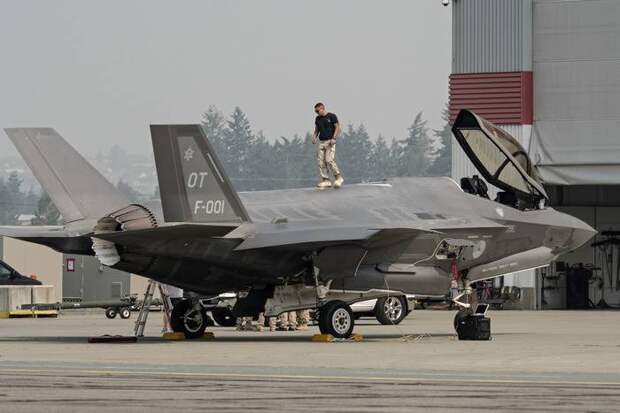 Эксперты: Летчикам F-35 по-прежнему угрожает гибель при катапультировании