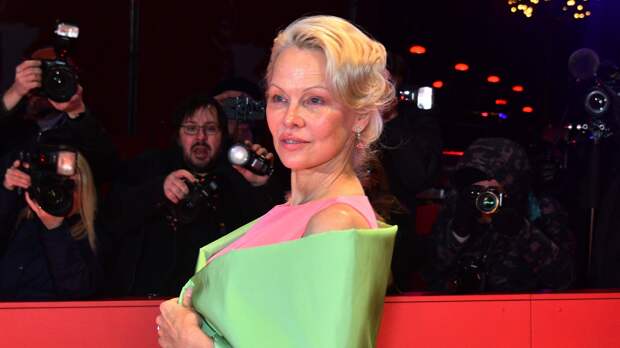 58-летняя Памела Андерсон снялась в рекламе без макияжа ради борьбы с нейросетями