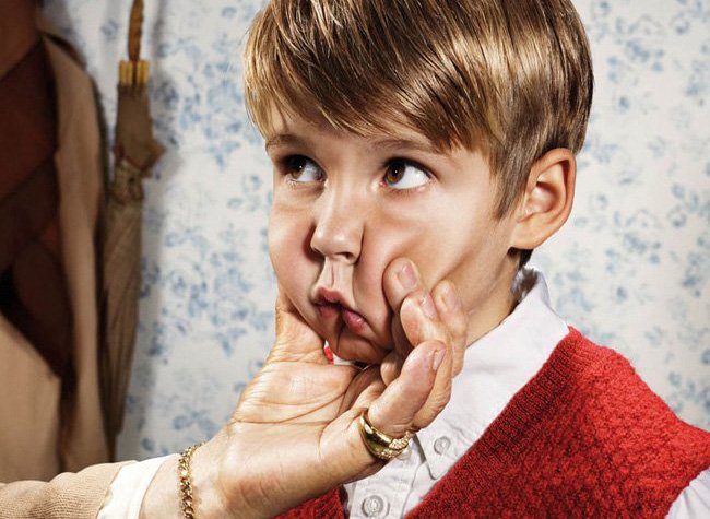 Los-gritos-y-regaños-a-los-niños Мать материла ребенка в Ашане… Тогда дед одной фразой поставил её на место!