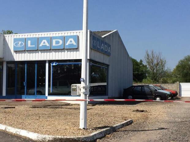 Во Франции нашли брошенный автосалон Lada с «девятками» автосалон, жигули, заброшенные авто, лада, франция