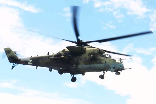 Российский вертолет Ми-35М нанес удар по опорным пунктам ВСУ