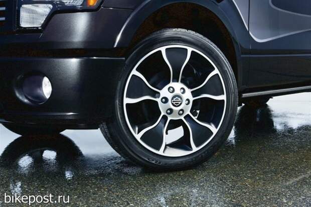 Автомобиль Ford F-150 2012 с логотипом Harley-Davidson