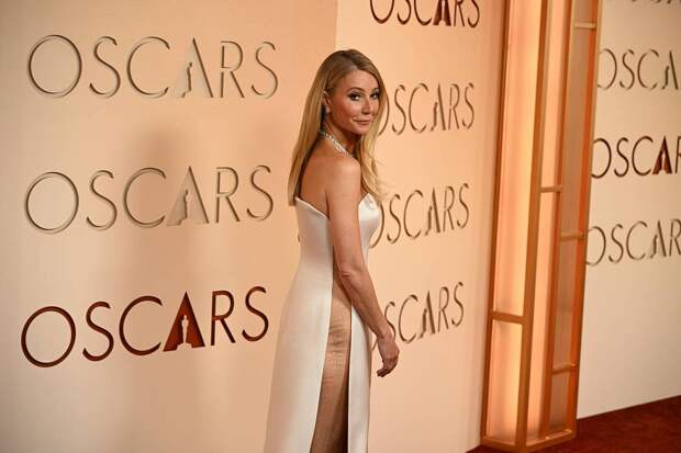 Тягу звезд ходить без трусов на красные дорожки объяснили