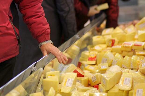 Лучше купить немного настоящего сыра, чем много сырного продукта / Фото: cs8.pikabu.ru