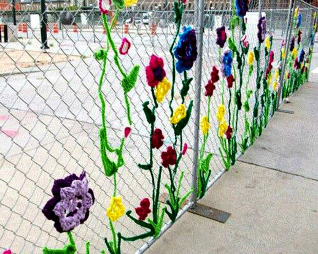 Забор с вышитыми цветами. | Фото: Pinterest.