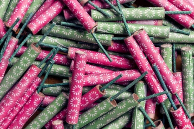 Врач Хисамов призвал не запускать фейерверки в варежках и с балконов