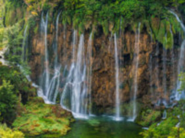 Клуб путешествий Павла Аксенова. Хорватия. Autumnal view of beautiful waterfalls in Plitvice Lakes National Park, Croatia. Фото Irochka - Depositphotos