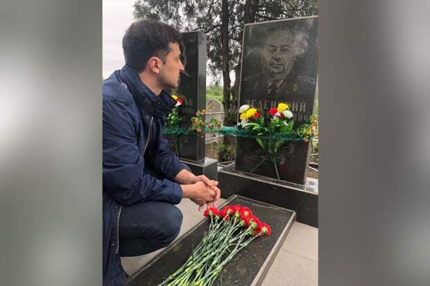 9 мая 2019 года. Владимир Зеленский у могилы деда. За десять дней до инаугурации... Фото: Facebook.com/zelensky95 9 мая 2019 года. Владимир Зеленский у могилы деда. За десять дней до инаугурации... Фото: Facebook.com/zelensky95