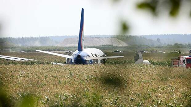 Самолет Airbus А321 авиакомпании Уральские авиалинии после аварийной посадки в Жуковском
