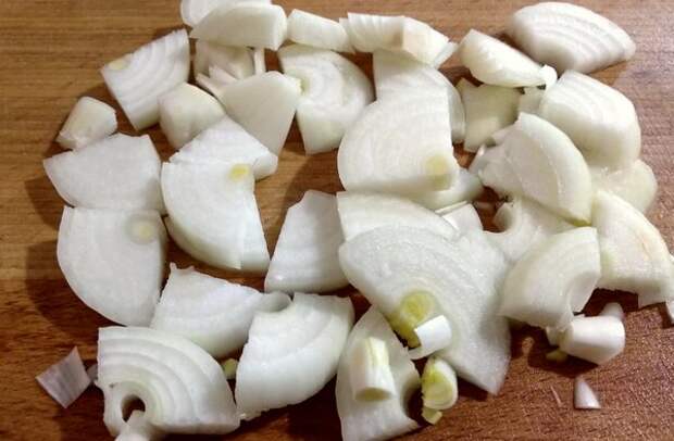 Нарезка не принципиальна, так как на вкус блюда это никак не повлияет.