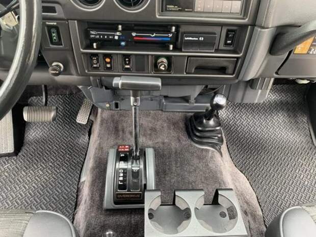 Модифицированный Toyota Land Cruiser 1988 с сиденьями от BMW 5-й серии