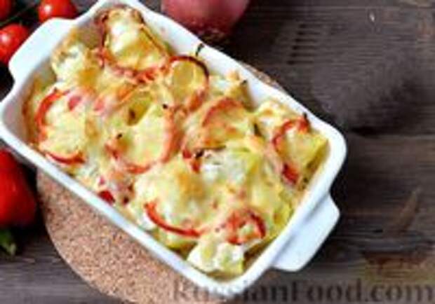 Фото к рецепту: Картошка, запечённая с сыром, луком и болгарским перцем