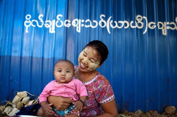 Рангун, Мьянма, 2014 мамы, материнская любовь, мать и дитя, путешествия, трогательно, фото, фотомир, фотоочерки