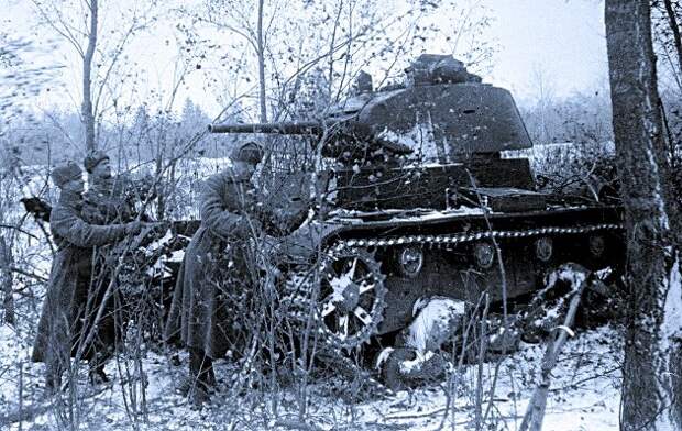 Т-26, спрятанный в подмосковном лесу, фото 1941 года.