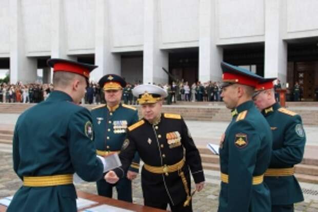В Москве молодые офицеры получили дипломы об окончании высшего учебного заведения