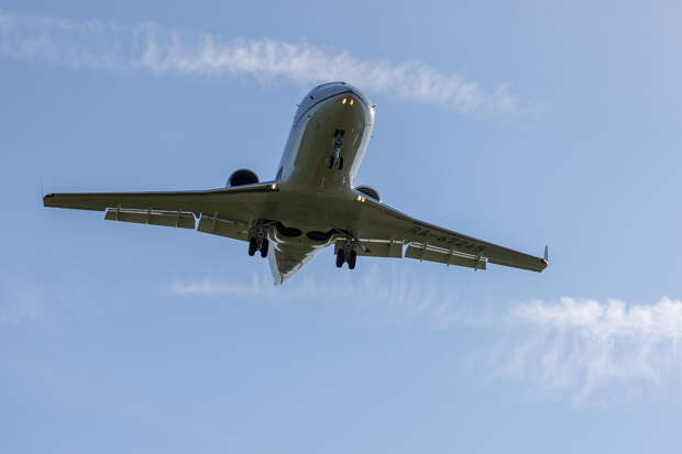 В США мужчина захватил самолет и угрожает взорвать бомбу