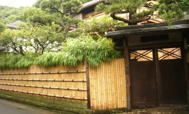 Очень симпатичный и практичный забор, который выдержит любые перепады температуру и прослужит долгое время. Очень симпатичный и практичный забор, который выдержит любые перепады температуру и прослужит долгое время.