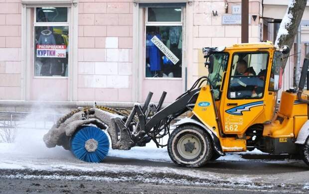 Дорожные службы Петербурга борются со снегом