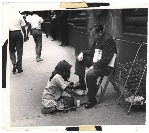 Девочка читстит обувь, Нью-Йорк, 1960. виджи, история, фотография