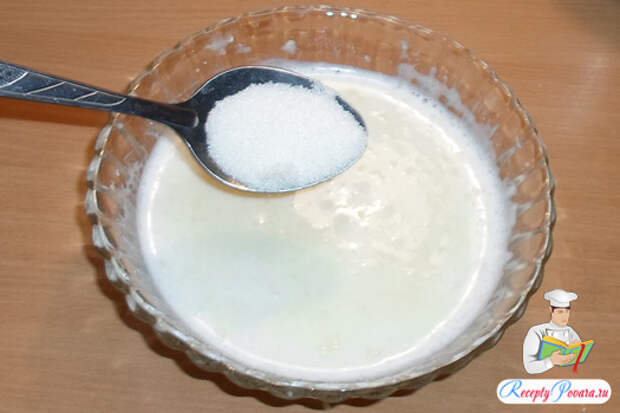 Добавляем соль, сахар, дрожжи