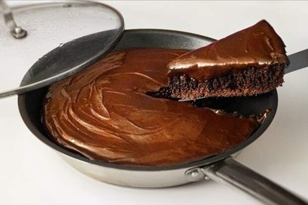 Фото к рецепту: Шоколадный торт за 10 минут на сковороде