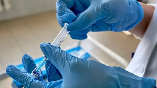 Гинцбург заявил о необходимости прививать в России в день 500— 700 тысяч человек