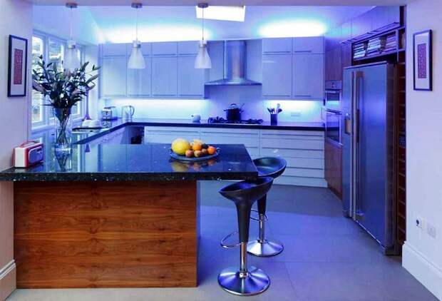 Холодное освещение на кухне может навредить зрению. / Фото: Roomester.ru