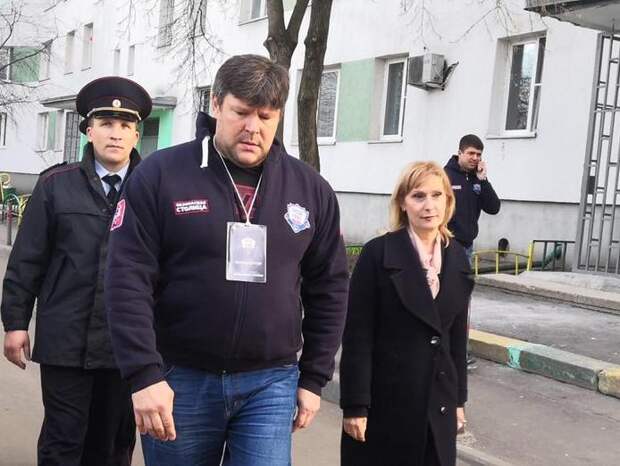 Депутат Мосгордумы Инна Святенко с сотрудниками полиции и участниками проекта «Безопасная столица» во время рейда / Фото: пресс-служба И.Ю.Святенко