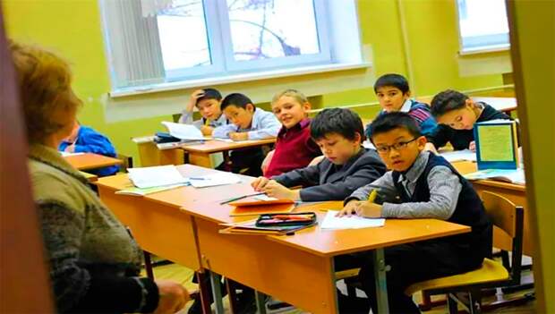 Русские школьники, а также учителя вынуждены уходить из своих школ из-за детей эмигрантов. Почему так происходит?