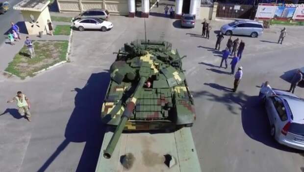 Порошенко похвастался модернизированным танком Т-72А