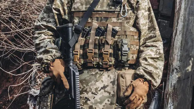 Украинские националисты расстреляли военного ВСУ за попытку найти убежище в России