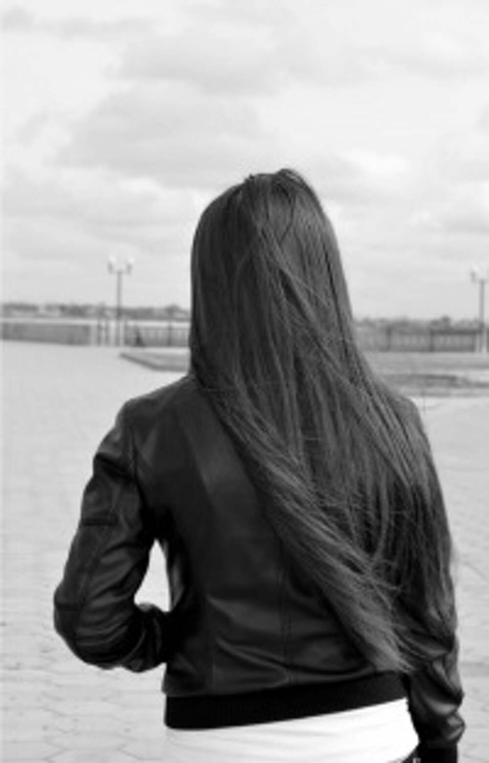 Фото девушки со спины с длинными черными волосами зимой на улице