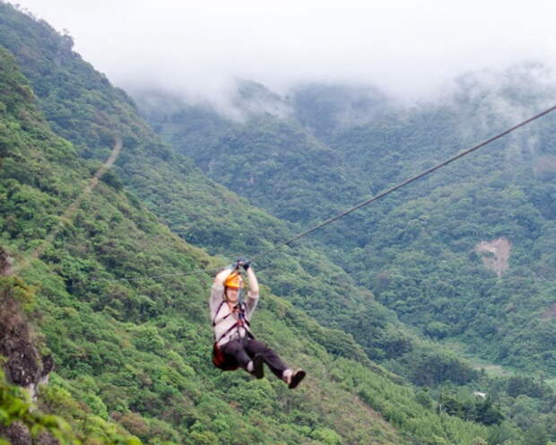 Один из аттракционов на Атитлане — зип-лайн (канопи) — скоростной спуск по натянутым тросам