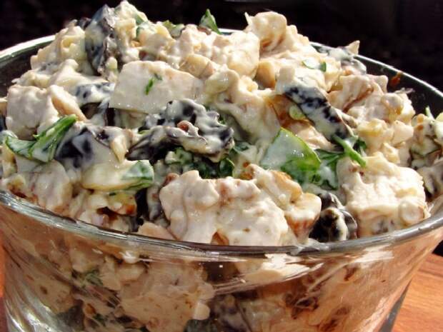 Салат с курицей, черносливом и орехами. \ Фото: smak.ua. Салат с курицей, черносливом и орехами. \ Фото: smak.ua.