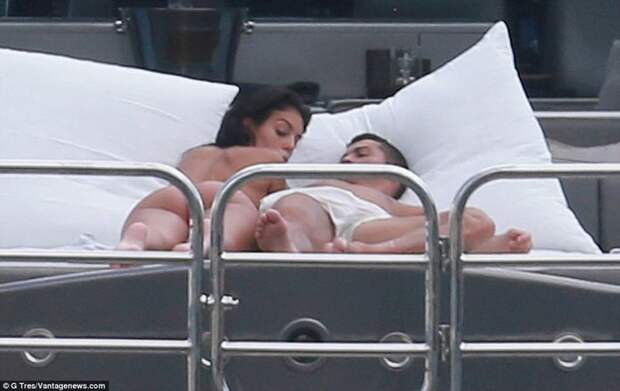 Папарацци проникли на яхту, где отдыхал Криштиану Роналду с беременной подружкой Джорджина Родригез, звездная беременность, звезды, знаменитости, красивая жизнь, криштиану роналду, спорт, яхта