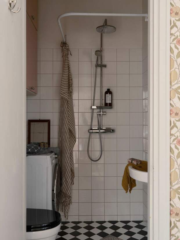 Ванная комната небольшая, но эргономичная. Здесь есть даже стиральная машинка — роскошь для скандинавов (обычно они пользуются общими прачечными, которые есть в каждом доме)